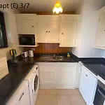 Crescent Close דירה *