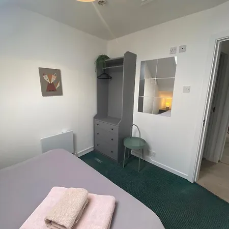 Crescent Close גלוואיי