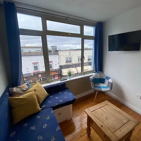 Crescent Close Apartment *