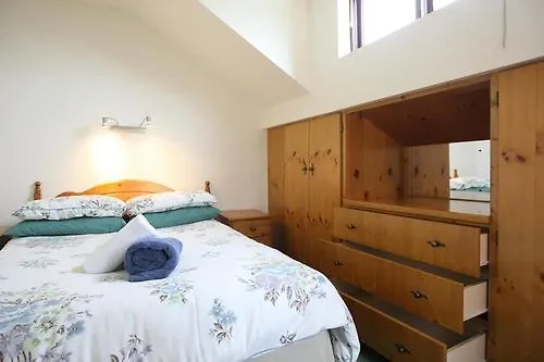 Daire Crescent Close *